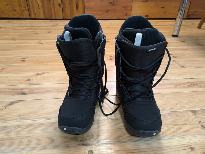 Vand buti (boots) Burton model Invader folositi putin nr 43 pentru snowboar