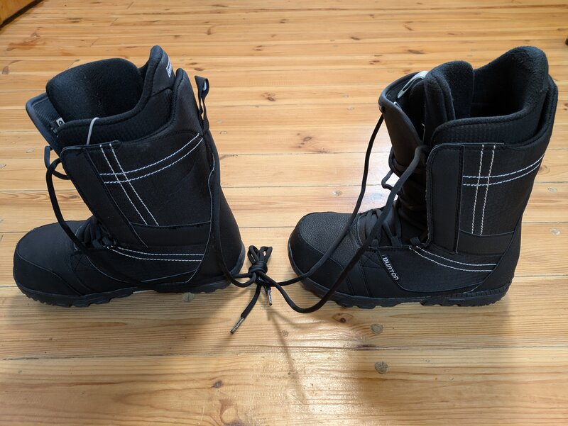 Vand buti (boots) Burton model Invader folositi putin nr 43 pentru snowboar