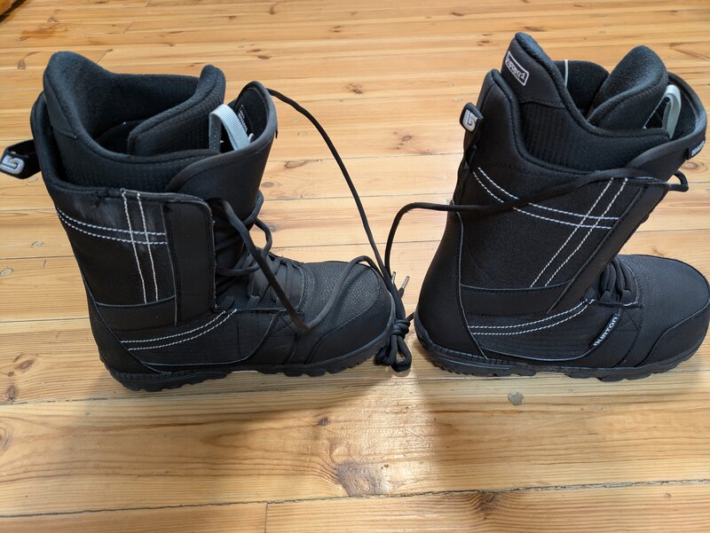 Vand buti (boots) Burton model Invader folositi putin nr 43 pentru snowboar