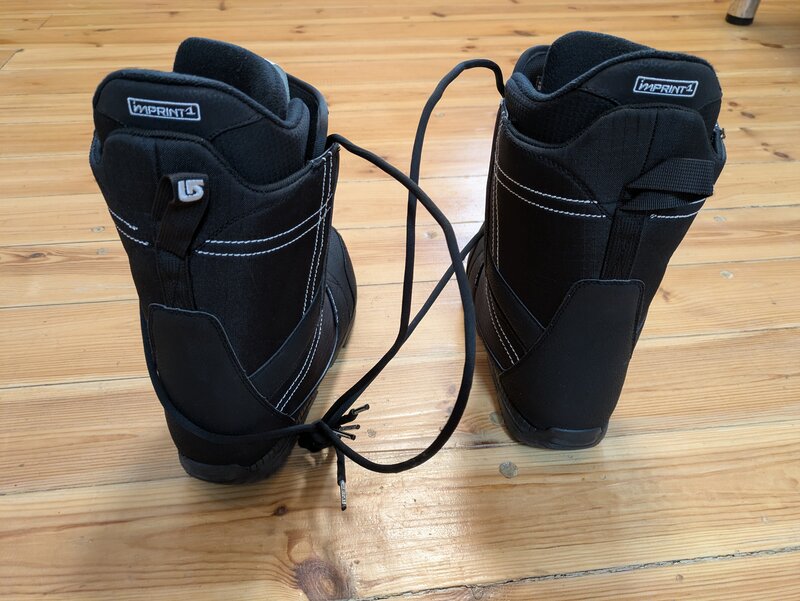 Vand buti (boots) Burton model Invader folositi putin nr 43 pentru snowboar